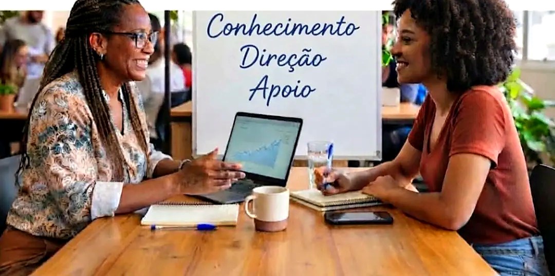 Mulheres reunidas em volta de uma mesa de trabalho
