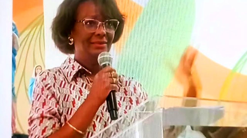 Rosilda Brito falando ao microfone