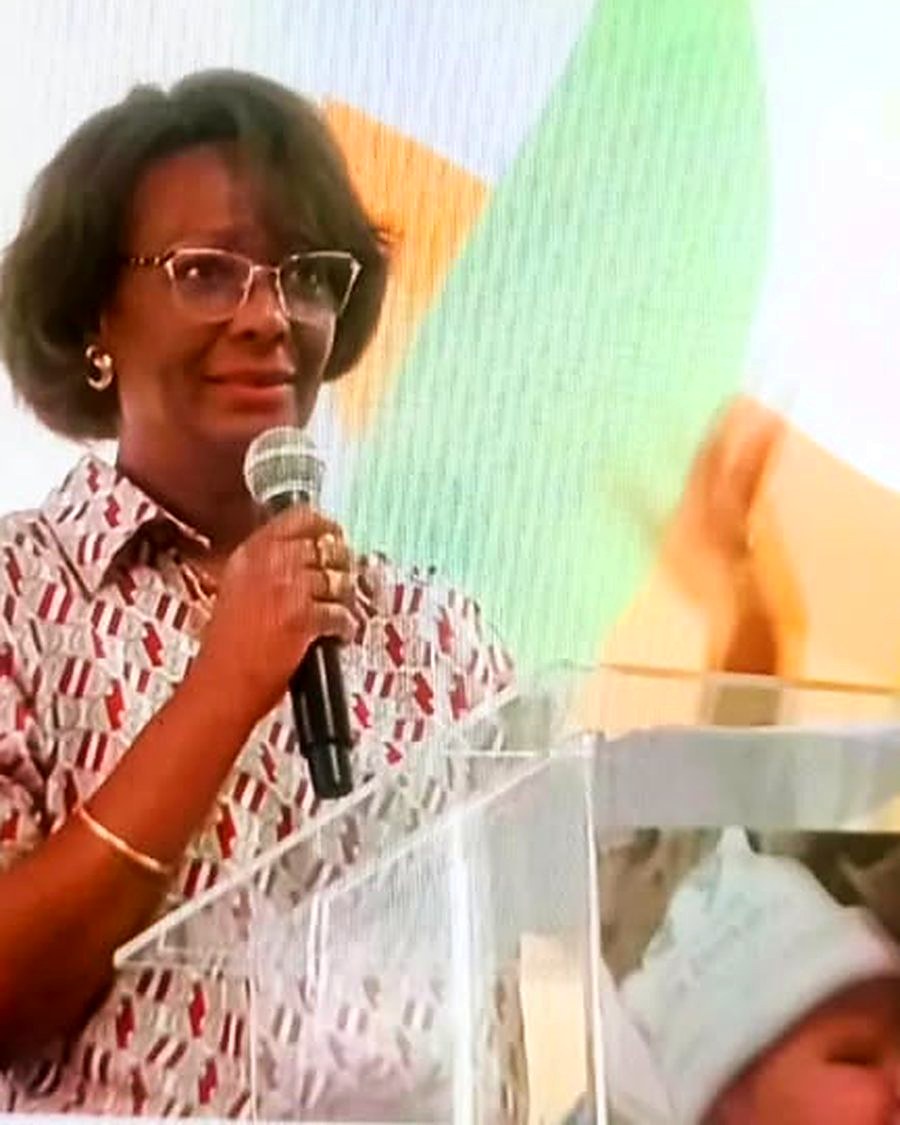 Rosilda Brito falando ao microfone